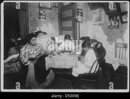 La sig.ra Mauro e famiglia lavorando in piume, Dicembre 1911 Foto Stock