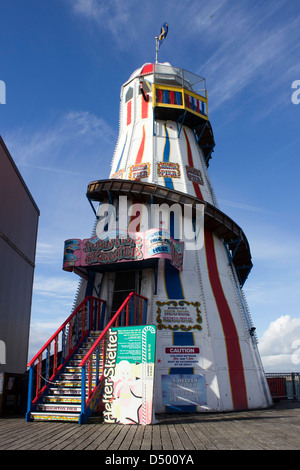 Tradizionale Helter Skelter sul molo di Brighton Foto Stock