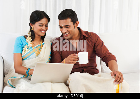 Sud indiane giovane usando un computer portatile Foto Stock