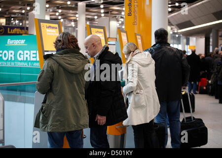 Aeroporto di Dusseldorf, Dusseldorf, Germania. Giovedì 21 marzo 2013. Code di persone forma di fronte a banchi check-in a causa di uno sciopero in Dusseldorf Airport. Linea di persone fino a controllare on-line in.Lo sciopero è dovuta a causa Lufthansa ha detto,vuole congelare salari e di chiedere ai dipendenti di lavorare un'ora in più a settimana. Credito: Yulia Reznikov/Alamy Live News Foto Stock