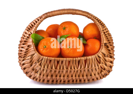Il mandarino con foglie nel bel cesto isolato su bianco Foto Stock