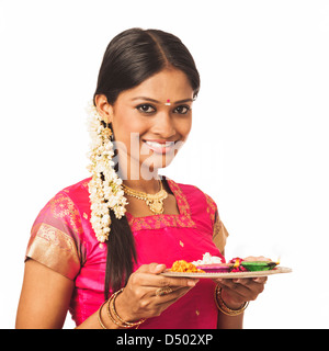 Sud donna indiana tenendo un puja thali a Onam Foto Stock