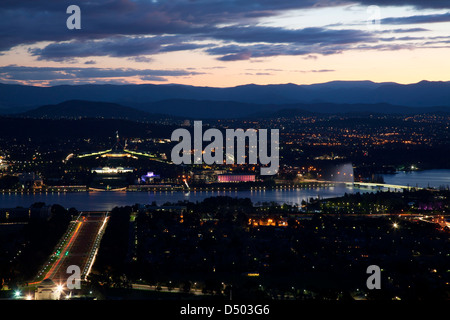 Fine tramonto sul Lago Burley Griffin - Casa del Parlamento - Canberra Australia Foto Stock