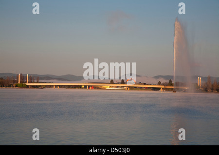 Captain Cook Memorial Jet su Lago Burley Griffin Canberra Australia Foto Stock