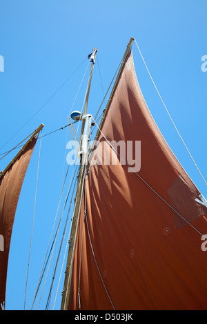 Vele marrone su yacht Foto Stock