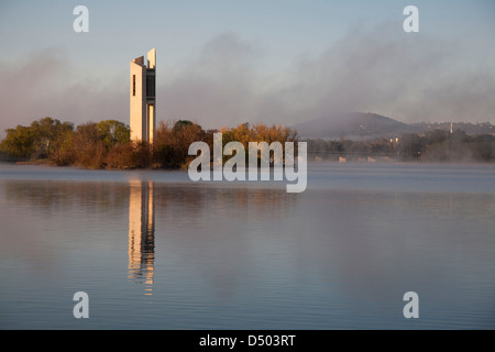 Il Carillon nazionale sul Lago Burley Griffin nel primo mattino luce atto di Canberra Australia Foto Stock