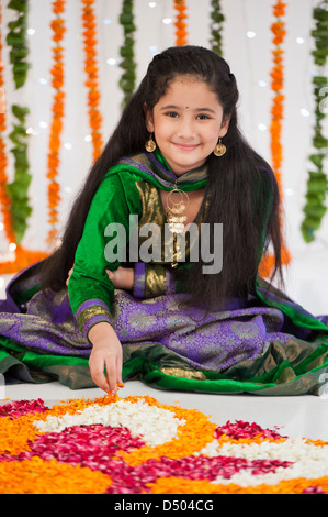 Ragazza rendendo rangoli il Diwali Foto Stock