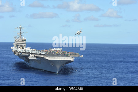 US Navy Nimitz-class portaerei USS Abraham Lincoln transita l'Oceano Pacifico il 15 marzo 2011. Foto Stock