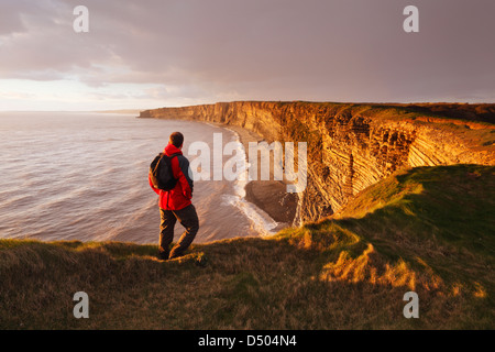 Walker a Nash punto sulla Wales coast Path. Glamorgan Heritage Coast. Vale of Glamorgan. Il Galles. Regno Unito. Foto Stock