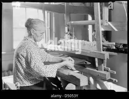 La zia Lizzie Reagan, al pi Beta Phi Scuola, Gatlinburg, Tennessee, tessitura di vecchio stile jean, Novembre 1933 Foto Stock