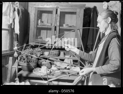 Un'altra vista della sig.ra James Watson la filatura Filati di lana nella sua cabina vicino a Gatlinburg, Tennessee, Novembre 1933 Foto Stock