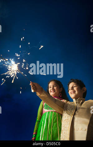 Bambini fuoco ardente cracker il Diwali Foto Stock