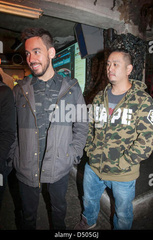 Mike Shinoda e Joe Hahn ( Linkin Park ) presentando il loro gioco sociale Linkin Park ricaricare al Tresor Nightclub il 20 marzo 2013 a Berlino, Germania. /Picture alliance Foto Stock