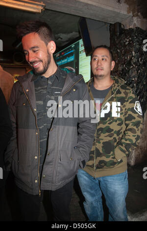 Mike Shinoda e Joe Hahn ( Linkin Park ) presentando il loro gioco sociale Linkin Park ricaricare al Tresor Nightclub il 20 marzo 2013 a Berlino, Germania. /Picture alliance Foto Stock