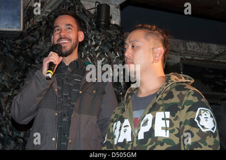 Mike Shinoda e Joe Hahn ( Linkin Park ) presentando il loro gioco sociale Linkin Park ricaricare al Tresor Nightclub il 20 marzo 2013 a Berlino, Germania. /Picture alliance Foto Stock