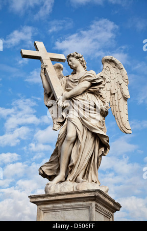 Uno di Bernini Angeli sul Ponte Sant'Angelo, il ponte che attraversa il Tevere a Castel Sant'Angelo, Roma, Italia. Foto Stock