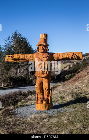 In legno intagliato spaventapasseri sul Carbost Road presso l'Isola di Skye in Scozia. Foto Stock