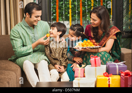 Famiglia celebra Diwali Foto Stock