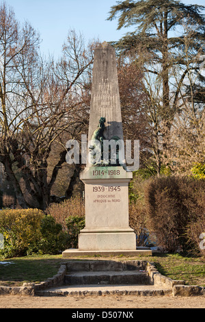 Monumento ai caduti in guerra con bronzo gallo gallico (simbolo della Francia) Place de la Libération, Villennes-sur-Seine, Yvelines, Francia Foto Stock