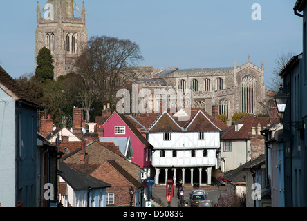 Thaxted, Essex, Inghilterra. 21 marzo 2013 visto qui: il XIII sec.. Guildhall e di San Giovanni Battista, Thaxted Chiesa. Foto Stock