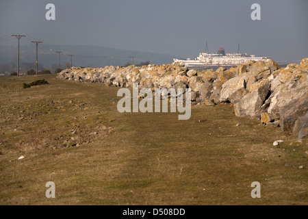 Il Wales coast Path con la ex-ferrovia vaporizzatore nave passeggeri TSS Duca di Lancaster in background. Foto Stock