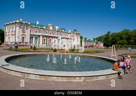 I giardini sul retro del Kadriorg Palace Art Museum of Estonia su A.Weizenbergi nel Kadriorg Park, Tallinn, Estonia.