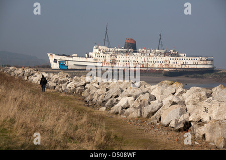 Il Wales coast Path con la ex-ferrovia vaporizzatore nave passeggeri TSS Duca di Lancaster in background. Foto Stock