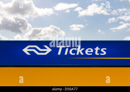 Lato superiore del Dutch biglietto del treno per la macchina con il cielo blu e nuvole Foto Stock