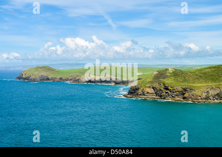 Testa di Kellan e punto Doyden in Port Quin Bay, Porta Quin, Cornwall, Inghilterra. Foto Stock