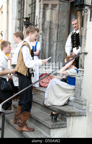 Camerieri e cameriere vestiti in abiti medievali al ristorante Peppersack a Dnkri , Tallinn, Estonia, nella città vecchia Foto Stock
