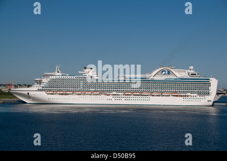 La Emerald Princess è un Grand-Class nave da crociera nel dock al porto di Tallinn in Estonia negli Stati del Baltico Foto Stock