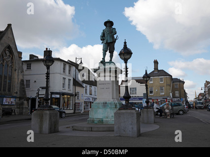 La collina di mercato e Oliver Cromwell statua St Ives Cambridgeshire Inghilterra Foto Stock