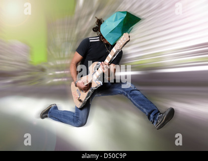 Uomo con scatola in cartone fake guitar Foto Stock