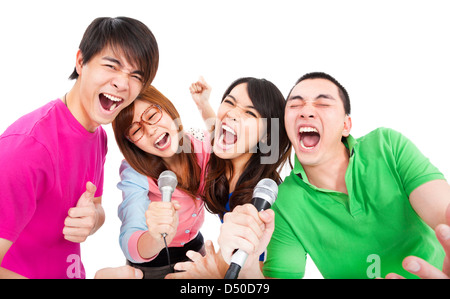 Felice giovane gruppo divertirsi cantando con il karaoke Foto Stock