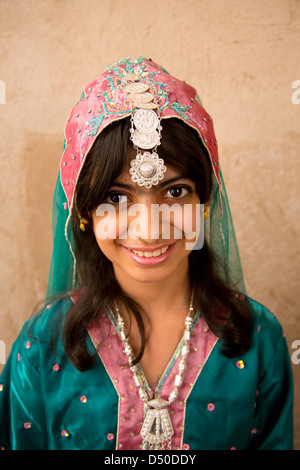 Una bella giovane ragazza Omani con Henna Tattoos indossa un costume tradizionale e copricapo Foto Stock
