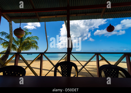 Vista della spiaggia di sabbia bianca dal ristorante interno in San Andres y Providencia, Colombia Foto Stock