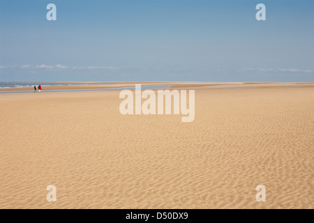 Regno Unito Inghilterra; NORFOLK; HOLKHAM; Spiaggia; sabbia; MARE; persone; a piedi; Foto Stock