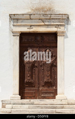 Porta di legno di una chiesa decorata con motivi floreali, Portel, Portogallo Foto Stock