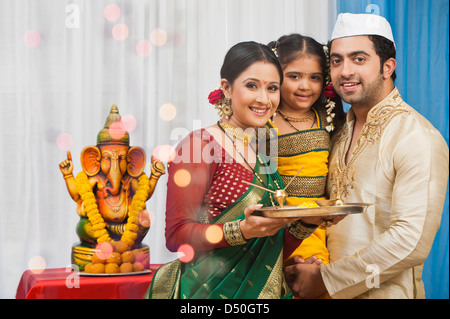 Famiglia Maharashtrian celebrando Ganesh Chaturthi Foto Stock