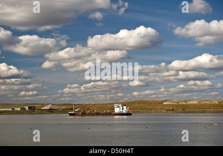 Spedire la navigazione lungo il fiume Tamigi vicino a Erith, Kent, Regno Unito Foto Stock