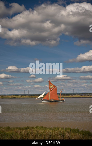 Il Tamigi barge Navigare sul Fiume Tamigi vicino a Dartford, Kent, Regno Unito Foto Stock