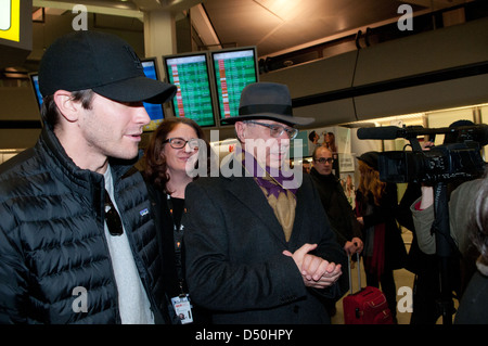 Il direttore del Festival Dieter Kosslick accoglie Jake Gyllenhaal presso l'aeroporto di Tegel sessantaduesima Berlino annuale internazionale di film Foto Stock