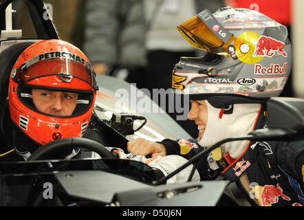 Formula One World Champions Sebastian Vettel (R) e Michael Schumacher partecipare alla gara di Champions in Esprit Arena di Düsseldorf, Germania, 27 novembre 2010. Foto: Julian Stratenschulte Foto Stock