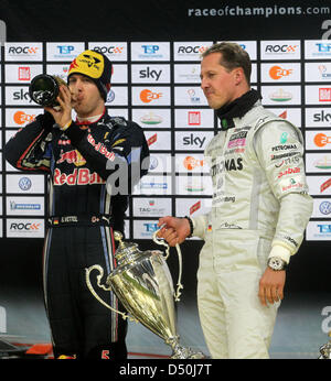 Gara di Champions (ROC) am Samstag (27.11.2010) in der Esprit-Arena in Düsseldorf: Formel 1 Weltmeister Sebastian Vettel (r) und Michael Schumacher feiern. Die beiden haben den Mannschaftstitel des gara di Champions verteidigt. .Foto: Roland Weihrauch dpa/lnw Foto Stock