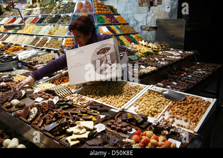 Mercat de la Boqueria vicino a Ramblas, Raval, Barcellona, Spagna Foto Stock