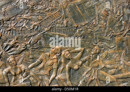 Rilievo bronzo Lapide sul Tsunami Memorial, Sri Lanka Foto Stock