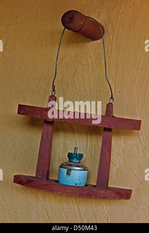 Vecchia Lampada ad olio in un supporto di legno, pendenti, India Foto Stock