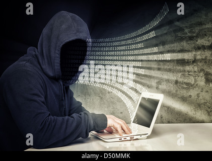 Nessun volto hacker e il codice binario Foto Stock