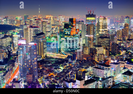 Edifici ad alta densità in Minato-ku, Tokyo Giappone con Tokyo Sky tree visibile all'orizzonte. Foto Stock