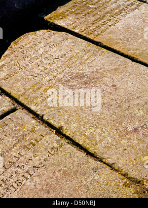 Dettaglio delle vecchie lapidi sul terreno presso la Collegiata di Santa Maria a Stafford Staffordshire England Regno Unito Foto Stock